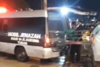 Evakuasi jenazah pria paruh baya di Masjid Agung Tuban,(Aji Swasto/Liputansatu.id).