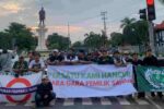 Di Tengah Peresmian Alun-Alun, Ronggomania Gelar Aksi Bagi Takjil dan Serukan Perubahan untuk Persatu Tuban Ronggomania gelar aksi di bundaran Gor Tuban