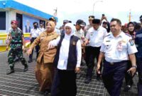 Gubernur Jatim Khofifah didampingi Bupati Situbondo Yusuf Rio Wahyu Prayogo, Wakil Bupati Ulfiyah, serta jajaran Organisasi Perangkat Daerah Situbondo meninjau pelaksanaan Mudik Gratis di Pelabuhan Jangkar Situbondo,(Fia Rahma/Liputansatu.id).
