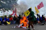 Demo Mahasiswa Tuban Tolak UU TNI Diwarnai Aksi Bakar Ban di Depan Kantor DPRD Demo Mahasiswa tolak UU TNI di Tuban