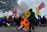 Demo Mahasiswa di Tuban tolak UU TNI diwarnai aksi bakar ban,(Aji Swasto/Liputansatu.id).