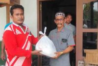 SHE Ronggolawe Comunity bagikan santunan di Desa Tanggir, Kecamatan Singgahan, Kabupaten Tuban,(Assayid Annazili/Liputansatu.id).
