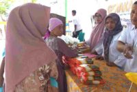 Terlihat sejumlah warga saat memburu bahan pokok yang dilakukan Pemkab Tuban di salah satu kecamatan, (Foto: Ist).