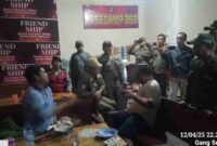 Petugas bersitegang dengan salah satu pemilik warung yang diduga menjual merasa oplosan,(Aji Swasto/Liputansatu.id).