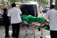 Jenazah tahanan Rutan Situbondo dimasukkan ke mobil ambulan untuk dipulangka kerumah duka,(Fia Rahma/Liputansatu.id).