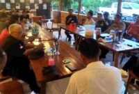 PT Pertamina Drilling Services Indonesia (PDSI) dan Pertamina EP Cepu Field saat melakukan sosialisasi bersama warga di sebuah cafe di sekitar Kecamatan Senori, (Foto: