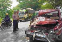 Kondisi mobil Kijang yang terlibat kecelakaan dengan truk fuso di jl Raya Widang Tuban,(Aji Swasto/Liputansatu.id).