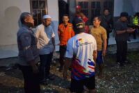 Petugas dari Polsek Jenu segera mendatangi lokasi kejadian dan melakukan olah tempat kejadian perkara (TKP),(Aji Swasto/Liputansatu.id).