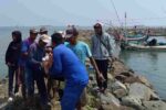 Polairud Evakuasi Pemancing Tersengat Ikan Beracun di Pelabuhan Kalbut Situbondo polairud evakuasi pemancing tersengat ikan-beracun di Situbondo