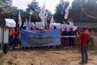 Massa yang tergabung dalam Federasi Serikat Pekerja Metal Indonesia (FSPMI) Konsulat Cabang Tuban menggelar aksi demonstrasi di depan gerbang utama PT United Tractors Semen Gresik (UTSG),(Aji Swasto/Liputansatu.id).