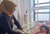 Pegawai perempuan tampil anggun dalam balutan kebaya, saat melaya pasien di RSUD Besuki,(Fia Rahma/Liputansatu.id).