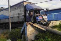 Kondisi truk yang mengalami kecelakaan di jembatan timbang Widang, Tuban,(Aji Swasto/Liputansatu.id).