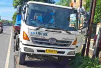 Truk terparkir di pinggir jalan raya saat sopir ditemukan meninggal dalam kabin,(Assayid Annazili/Liputansatu.id).