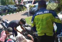 Pelanggar yang terjaring operasi hunting sistem harus mengganti sparepart standar di Polres Tuban, (Assayid Annazili/Liputansatu.id).