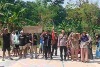 Puluhan warga Desa Tluwe, Kecamatan Soko, Kabupaten Tuban menggelar aksi protes di pertigaan depan Balai Desa Tluwe,(Assayid Annazili/Liputansatu.id).