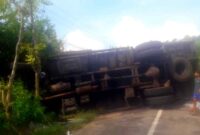 Truk Kontainer Terguling di Turunan Sigro, akibatkan jalur Tuban-Cepu macet total, (Assayid Annazili/Liputansatu.id).