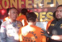 DI (32), warga Desa Padasan, Kecamatan Kerek, Kabupaten Tuban, diamankan jajaran Polres Tuban setelah melakukan penganiayaan terhadap ayah kandungnya sendiri,(Assayid Annazili/Liputansatu.id).