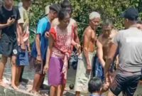 Bocah yang sebelumnya di laporkan tenggelam di Sendang Borehbangle, ditemukan dalam kondisi meninggal dunia, (Aji Swasto/Liputansatu.id).