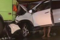Kecelakaan Toyota Rush vs Truk Tronton Tikungan Tunah, Semanding Tuban,(Aji Swasto/Liputansatu.id).