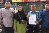 Pelapor didampingi tim kuasa hukum melaporkan dugaan kasus pemerasan oleh perangkat Desa Penidon Tuban, (Assayid Annazili/Liputansatu.id).