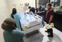 Korban mendapatkan penanganan intensif tim medis di RSU dr. Abdoer Rahem Situbondo, (Fia Rahma/Liputansatu.id).