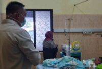 Bupati Situbondo, Yusuf Rio Wahyu jenguk AQ (10) korban luka bakar serius yang masih menjalani perawatan intensif di RSUD dr. Abdoer Rahem Situbondo, Jumat (16/05/2025).(Fia Rahma/Liputansatu.id).