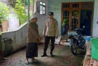 Supandi (65), warga Desa Trebungan, Kecamatan Mlandingan, Situbondo menjelaskan kepada petugas kepolisian terkait pencurian motornya,(Fia Rahma/Liputansatu.id).