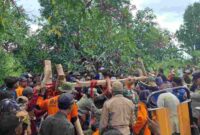 Proses evakuasi oleh tim dari BPBD dan Tagana dengan dibantu warga sekitar, (Fia Rahma/Liputansatu.id).