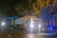Ratusan Truk Bertonase Besar Terobos Larangan Masuk Kota Tuban ditindak Satlantas Polres Tuban, (Assayid Annazili/Liputansatu.id).