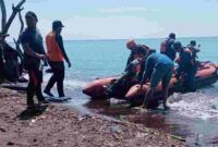 Tim SAR lakukan pencarian terhadap nelayan yang terjatuh kelaut pada Rabu (28/05/2025),(Fia Rahma/Liputansatu.id).