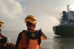 Detik-Detik Kapal Kargo Terbakar di Gresik: Aksi Heroik Tim SAR Selamatkan Seluruh ABK! kapal kargo KM Dewi Bulan 89 terbakar pada Kamis dini hari