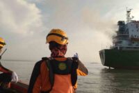 kapal kargo KM Dewi Bulan 89 terbakar pada Kamis dini hari, (SAR).