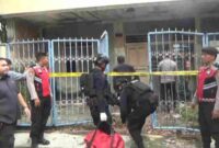 Tim Penjinak Bom (Jibom) Gegana Satbrimob Polda Jatim mengamankan Granat aktif yang ditemukan disebuah rumah kosong di Jl Panglima Sudirman Tuban,(Aji Swasto/Liputansatu.id).