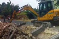 Ekskavator yang diduga digunakan Dalam Aksi Perusakan Pagar di Desa Mlangi, Tuban, (Assayid Annazili/Liputansatu.id).