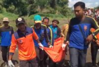 Tim SAR gabungan yang terdiri dari BPBD Bondowoso, BPBD Situbondo, Basarnas Jember, Tagana Dinsos Situbondo, serta personel TNI dan Polri berhasil mengevakuasi jenazah dan segera dilakukan proses identifikasi, (Fia Rahma/Liputansatu.id).