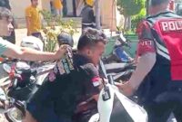 Pelaku diamankan kepolisian dari amukan massa, (Fia Rahma/Liputansatu.id).