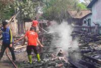 Tim Pemadam Kebakaran berhasil memadamkan api yang membakar sebuah rumah di Desa Pawoan Panarukan Situbondo, (Fia Rahma/Liputansatu.id ).