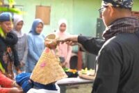 Pemandian Kepala Adat sebagai simbol bahwa seorang pemimpin adat harus bersih secara fisik dan spiritual, serta siap memikul tanggung jawab besar dalam menjaga harmoni masyarakat. (Fia Rahma/Liputansatu.id).