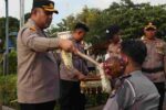 Siraman Mobil Damkar Warnai Kenaikan Pangkat 62 Personel Polres Tuban Kapolres Tuban, AKBP William Cornelis Tanasale
