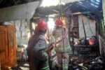 Rumah Janda di Tuban Ludes Terbakar Saat Ditinggal Bekerja, Damkar Babat Turun Tangan! Damkar Korwil Babat Melakukan Pemadaman di Sebuah Rumah di Tuban
