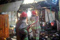 Tim Damkar dari Korwil Babat membantu memadamkan kebakaran di Desa Bunut, Kecamatan Widang Tuban, (Assayid Annazili/Liputansatu.id).