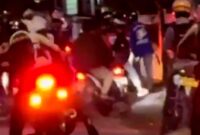 Polisi berusaha menghadang peserta konvoi PSHT yang bertindak anarkis di jalan raya,(Assayid Annazili/Liputansatu.id).