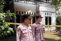 Police Line dipasang disekitar rumah anggota Pokdarwis Pelang yang yang sebelumnya dilaporkan telah menemukan benda mencurigakan / diduga Granat ,(Assayid Annazili/Liputansatu.id).
