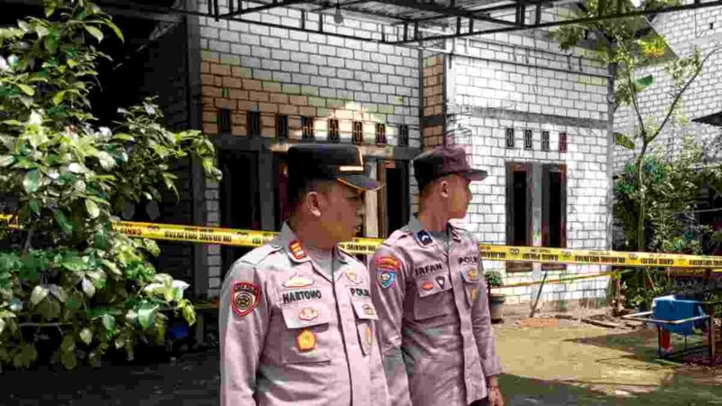 Police Line dipasang disekitar rumah anggota Pokdarwis Pelang yang yang sebelumnya dilaporkan telah menemukan benda mencurigakan / diduga Granat ,(Assayid Annazili/Liputansatu.id).
