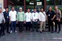 Nur Aziz bersama tim kuasa hukumnya melayangkan gugatan kepada BRI Bojonegoro di Pengadilan Negeri Tuban, (Assayid Annazili/Liputansatu.id).