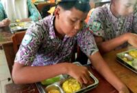 Para siswa menyantap sajian makan siang dari program MBG yang diselenggarakan oleh pemerintah, (Assayid Annazili/Liputansatu.id).