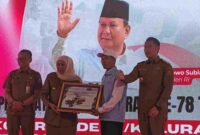 Gubernur Khofifah didampingi Bupati Tuban, Aditya Halindra dalam acara peluncuran Koperasi Desa Merah Putih yang dipimpin langsung oleh Presiden Prabowo secara virtual, (Aji Swasto/Liputansatu.id).
