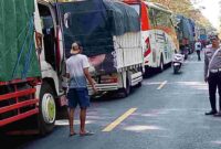 Akibat antrian di Pelabuhan Ketapang, jalur pantura Baluran Situbondo lumpuh total. Kemacetan sepanjang 9 km masih berusaha diurai petugas lalu lintas dari polres Situbondo, (Fia Rahma/Liputansatu.id).