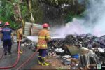Kebakaran Hebat Hanguskan Gudang Rongsokan di Semanding Tuban Kebakaran Gudang Rongsokan di Tuban