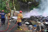Petugas dari Damkar Tuban berhasil memadamkan api dilokasi gudang rongsokan di Semanding Tuban, (Aji Swasto/Liputansatu.id).